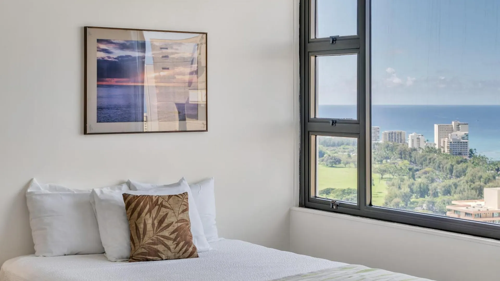 High-Floor Waikiki Ocean & Park View Condo-Free Parking Honolulu 0*,
